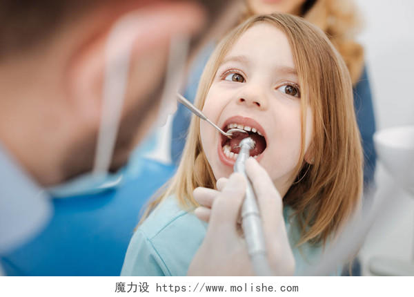 孩子在治牙齿儿科医生口腔牙齿口腔牙齿